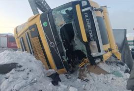 Buzlanma nedeniyle 2 TIR devrildi; 1 yaralı