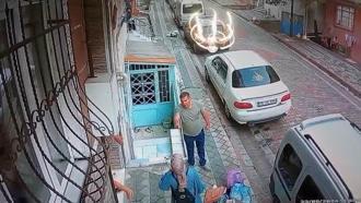 Sultangazi'de husumetli olduğu komşusuna sokakta yumrukla saldırdı