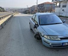 Refüje çarpan otomobilin sürücüsü yaralandı
