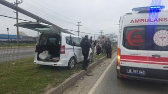 Hafif ticari araç refüjdeki aydınlatma direğine çarptı; 2 yaralı