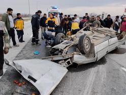 Çorum'da otomobil elektrik direğine çarpıp takla attı: 3 yaralı