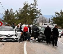 Hafif ticari araçla otomobil çarpıştı: 1 ölü, 3 yaralı
