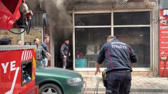 Şarjdaki batarya patladı, iş yerinde yangın çıktı