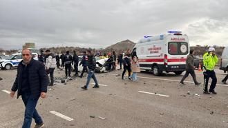 Nevşehir'de 3 aracın karıştığı kazada baba-oğul öldü; 7 yaralı