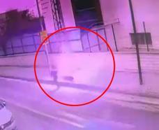 Elektrik direğinden kopan kabloya temas edince akıma kapıldı; olay anı kamerada