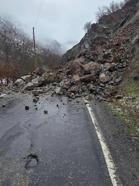 Şırnak’ta kaya düşmesi nedeniyle köy yolu ulaşıma kapandı