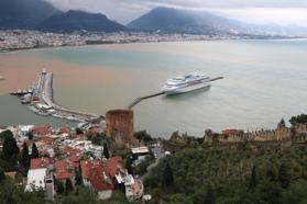 Alanya'ya yılın ilk kruvaziyeri demirledi