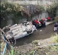 Hafif ticari araç dereye uçtu; 3 ölü, 2 yaralı