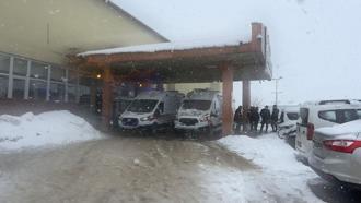 Yüksekova'da otomobille kamyonet çarpıştı: 1 ölü, 8 yaralı