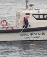 Denizde hareketsiz halde bulunan kadın hastaneye kaldırıldı
