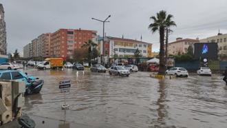 Kızıltepe’de sağanak nedeniyle cadde ve sokaklar göle döndü