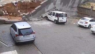 Şanlıurfa’da sağanak: cadde ve sokaklar göle döndü; duvarın yıkılma anı kamerada