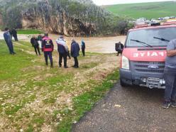 Sel suyuna kapılıp, mağaraya sığınan 4 çiftçi kurtarıldı