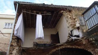 Batman’da sağanak sırasında evin bir bölümü çöktü