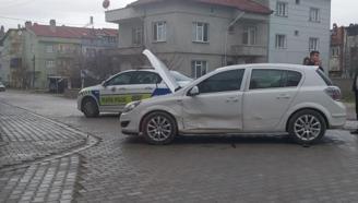 Otomobiller çarpıştı; aynı aileden 1’i çocuk 3 yaralı