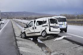TIR'a çarpan hafif ticari aracın sürücüsü ağır yaralandı