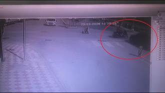 Amasya’da otomobilin çarptığı motosiklet sürücüsü yaralandı; kaza anı kamerada