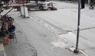 Osmaniye’de kamyonun çarptığı motosikletin sürücüsü öldü; kaza kamerada