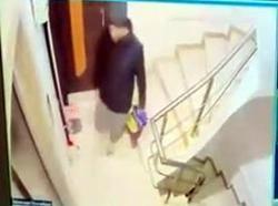 Avcılar'da apartmanda beğendiği ayakkabıları poşetlere koyup kaçtı