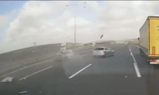 Arnavutköy’de makas atan sürücünün bariyere çarptığı kaza kamerada