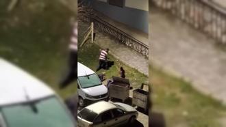 Evinin önüne gittiği eski eşiyle tartışan kişiyi, komşular sopayla dövdü; olay kamerada