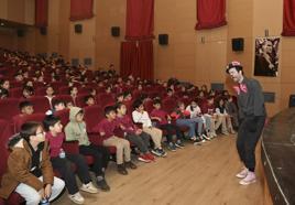 ‘Bisküvi Adam’ oyunu Silifkeli miniklerle buluştu