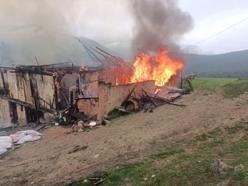 2 katlı ahşap ev yandı