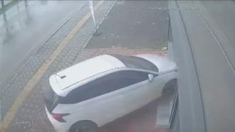 Osmaniye’de otomobilin iş yerine daldığı kaza kamerada