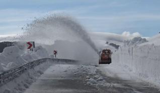 4 aydır ulaşıma kapalı olan 2 bin 600 rakımlı Bülbülan Geçidi’nde karla mücadele