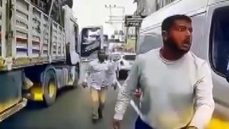 TIR’la otomobilin önünü kesip, sürücüyü tehdit eden baba ile oğlundan 'el hareketi' iddiası