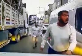 TIR’la otomobilin önünü kesip, sürücüyü tehdit eden baba ile oğlundan 'el hareketi' iddiası