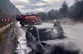 Seyir halindeki otomobil yandı