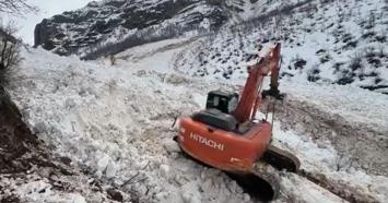 Beytüşşebap’ta çığ düşen yolun ulaşıma açılması için çalışmalar sürüyor