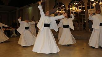 Down sendromlu çocukların semazen ve zeybek gösterisi beğeni topladı