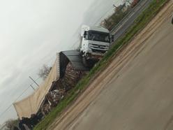 Mardin’de devrilen karton yüklü TIR’ın şoförü yaralandı