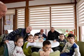 Gemlik’te öğrenciler huzur evi sakinlerini ziyaret etti