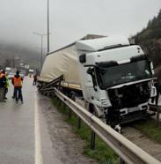 Park halindeyken hareket eden TIR, refüje çarptı