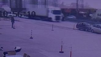 Minibüsün çarptığı yaya yaralandı; kaza anı kamerada