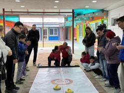 Dows sendromlu bireylerden jimnastik gösterisi