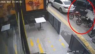 Sürücüsünün fren yerine gaza bastığı hafif ticari araç, 4 araca çarptı