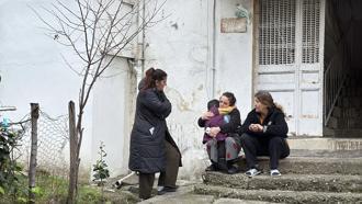 Evde tek başına olan çocuk çakmakla oynarken evi yaktı; 2 kişi dumandan etkilendi