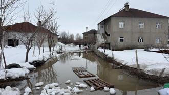 Yüksekova'da biriken kar eriyince evlerin bahçeleri su ile doldu