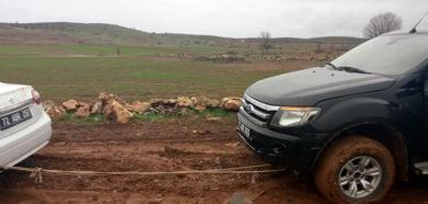 Batman’da yağış sonrası çamura saplanan araç kurtarıldı