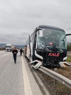 TIR'ın yandan çarptığı yolcu otobüsü refüje çıktı; kaza kamerada