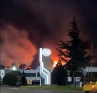 Fabrika bacasında çıkan yangın büyümeden söndürüldü