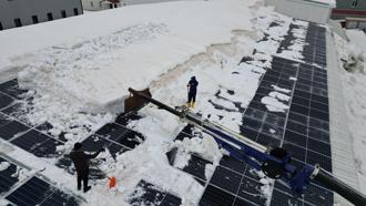 Bitlis'te işletmelerin çatılarında vinçle kar temizliği