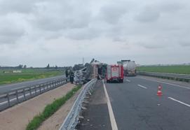 Mardin’de sac yüklü TIR devrildi