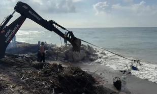 Kayalıklara çarpan tekne parçalandı