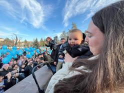 SMA Tip-2 hastası Rüzgar bebek için yüzlerce mavi balon gökyüzüne bırakıldı