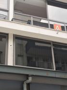 İş merkezindeki pencerenin sokağa düşmesi kamerada